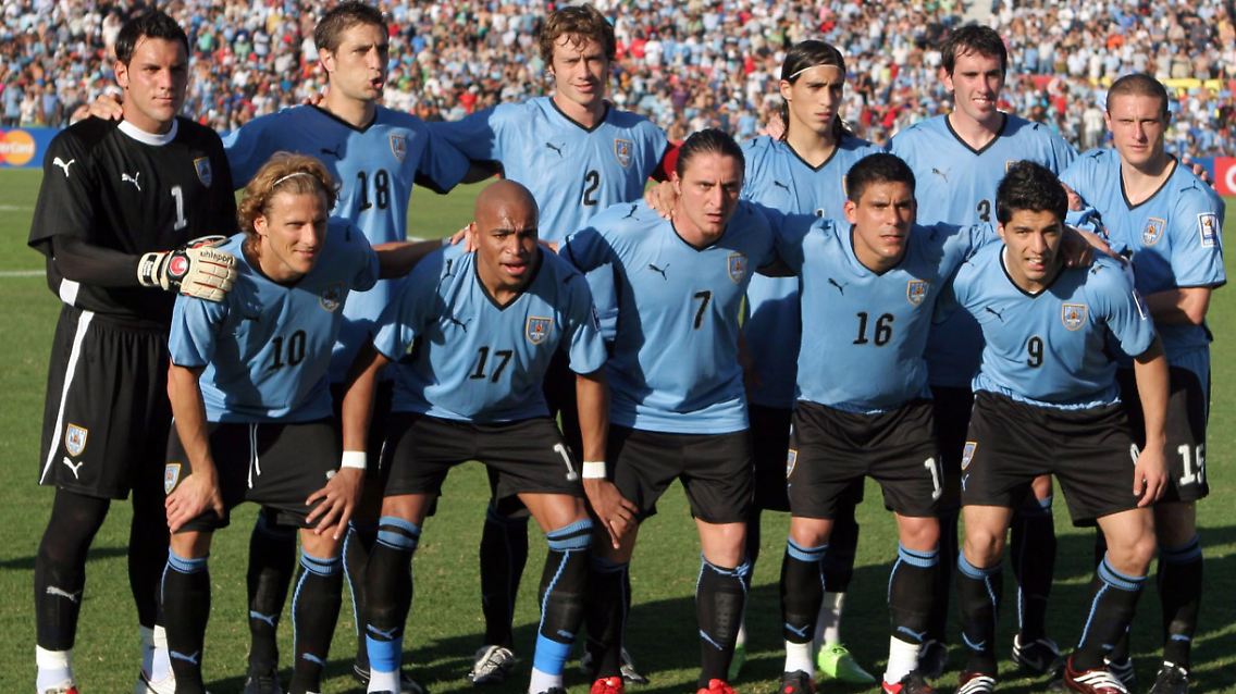 Eine schlagfertige Truppe: Uruguays Trainer Oscar Tabarez versammelt alte Haudegen und junge Talente um sich.