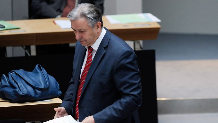 Berlins Regierender Bürgermeister Wowereit äußert sich zur verpatzten Flughafeneröffnung.
