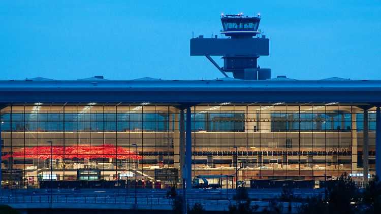 Der Tower der Deutschen Flugsicherung am Flughafen Schönefeld.