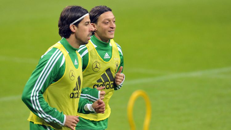 Sami Khedira und Mesut Özil dürfen erst verspätet die EM-Vorbereitung mit dem DFB-Team aufnehmen.