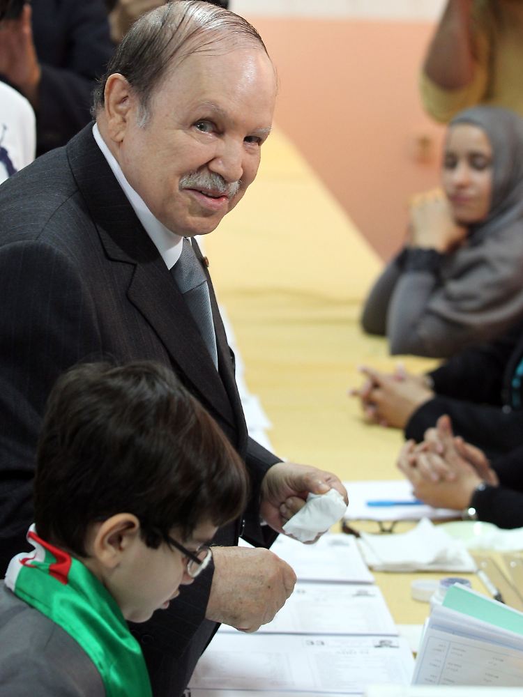 Präsident Abdelaziz Bouteflika gibt seine Stimme ab. Er gehört der Regierungspartei FLN an.
