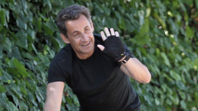 Sarkozy verabschiedet sich offiziell als Präsident.