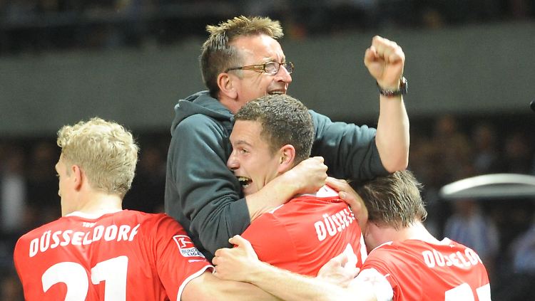 Düsseldorfs Trainer Norbert Meier feiert mit seinen Spielern.