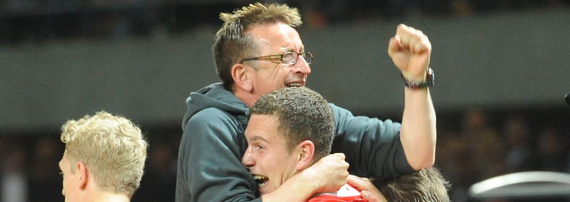 Düsseldorfs Trainer Norbert Meier feiert mit seinen Spielern.