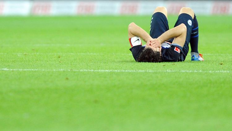 Herthas Lewan Kobiaschwili liegt nach dem Abpfiff auf dem Platz.