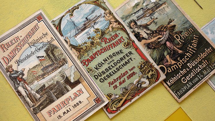 Fahrpläne der Köln-Düsseldorfer Rheinschifffahrtslinie aus dem Ende des 19. Jahrhunderts in der Jubiläumsausstellung des Rhein-Museums Koblenz.