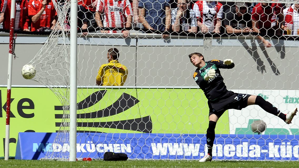 Bislang kam Sebastian Mielitz nur in Werders zweiter Mannschaft zum Einsatz. Hier kassiert er im Mai 2009 gegen Fortuna Düsseldorf einen Gegentreffer.