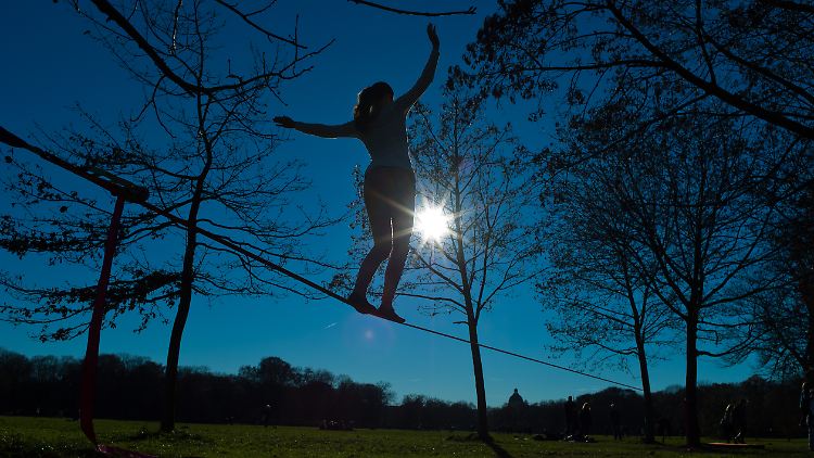 Eigentlich sollte eine Slackline wie hier im Park gespannt werden....
