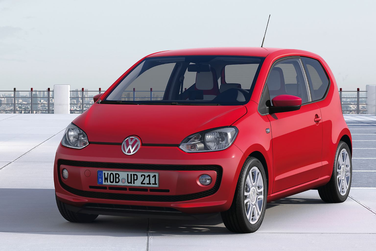 Der VW Up verkauft sich wie geschnitten Brot. Allein im April verließen 3669 Fahrzeuge die Showrooms der Autohändler. Und wer sich für den Stadtflitzer entschieden hat und 9850 Euro bezahlt, kann frohlocken, denn er gehört zu den Restwertriesen. Auch nach vier Jahren ist der Zwerg noch 5516 Euro wert, also 56 Prozent des Neuwertes. 4334 Euro sind allerdings weg. Damit verzeichnet er aber auch den geringsten Wertverlust.