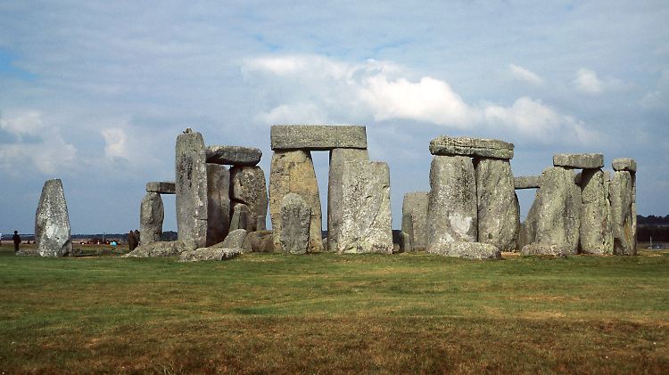 Der hölzerne Zwilling blickt aus 900 Metern Entfernung auf den Steinkreis.