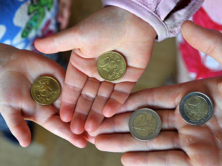 Kinder zeigen ihr Erspartes.