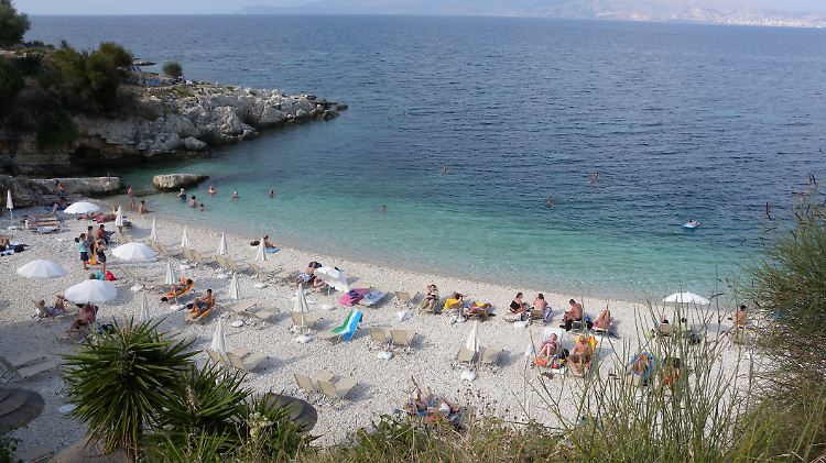 Blaues Meer und schöne Strände wie hier auf Korfu - das ist es, was viele Urlauber an Griechenland schätzen, Finanzkrise hin oder her.