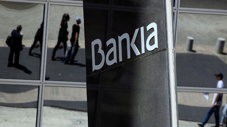 2012-05-10T130016Z_01_PDH203_RTRMDNP_3_SPAIN-BANKS.JPG8951006334068207185.jpg