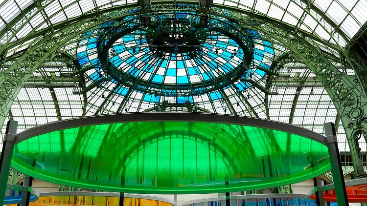 Detailansicht von "Excentrique(s), travail in situ" des Künstlers Daniel Buren im Grand Palais in Paris.