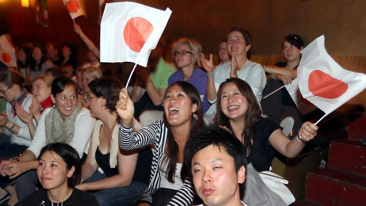 Japanerinnen freuen sich über ihre Fußball-Nationalmannschaft.