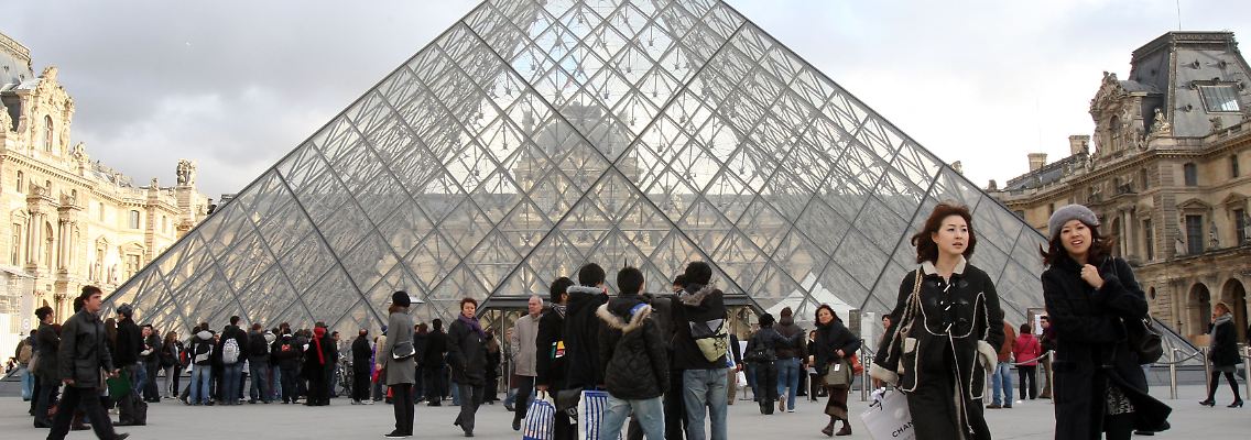 Touristen vor dem Pariser Louvre, ...