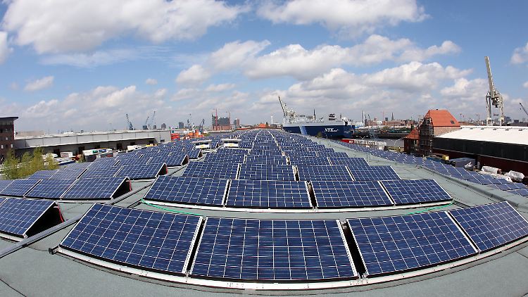 Strom vom Industriedach: In Hamburg trägt der historische Kaischuppen im Hafen die größte Solar-Anlage der Hansestadt.