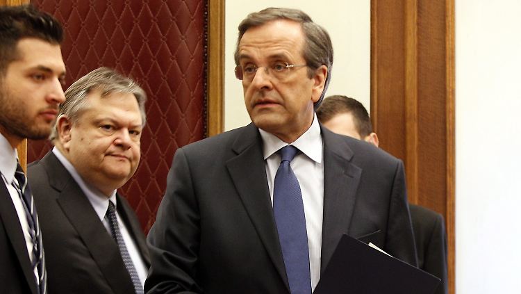 Antonis Samaras stellt Bedingungen für einen Koalitionsbeitritt. Links dahinter zerknirscht Evangelos Venizelos.