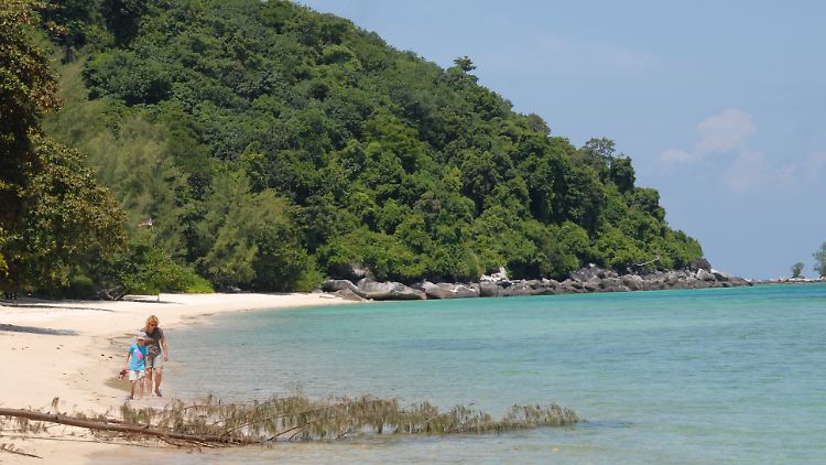 Die Insel Tioman ragt steil aus dem Meer.