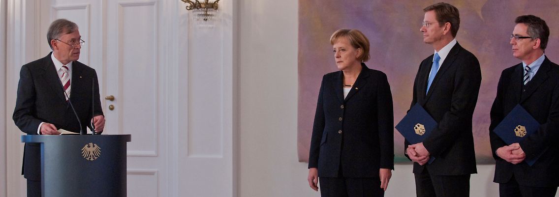 "Es geht auch um mehr als um Wachstum, wie wir es bisher gewohnt waren.": Köhler bei der Ernennung der neuen Bundesregierung mit Kanzlerin Merkel, Außenminister Westerwelle und Innenminister de Maizière..