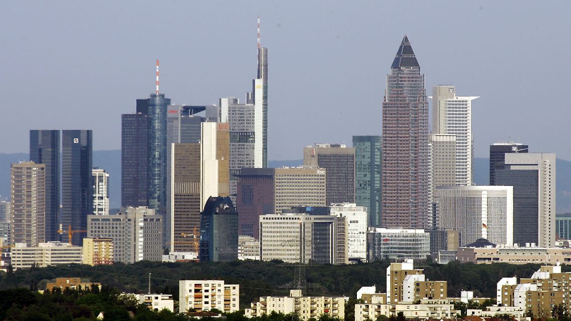 Die Skyline von Frankfurt am Main mit den Bankenhochhäusern.