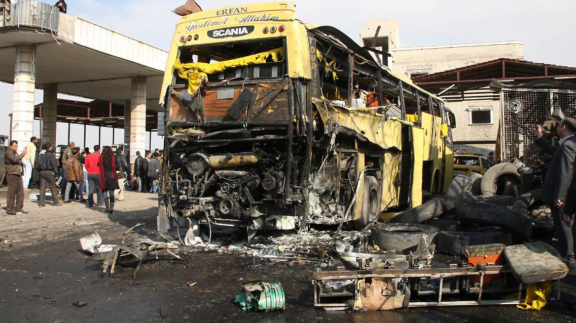 Die hintere Hälfte des Pilger-Busses ist zerstört.