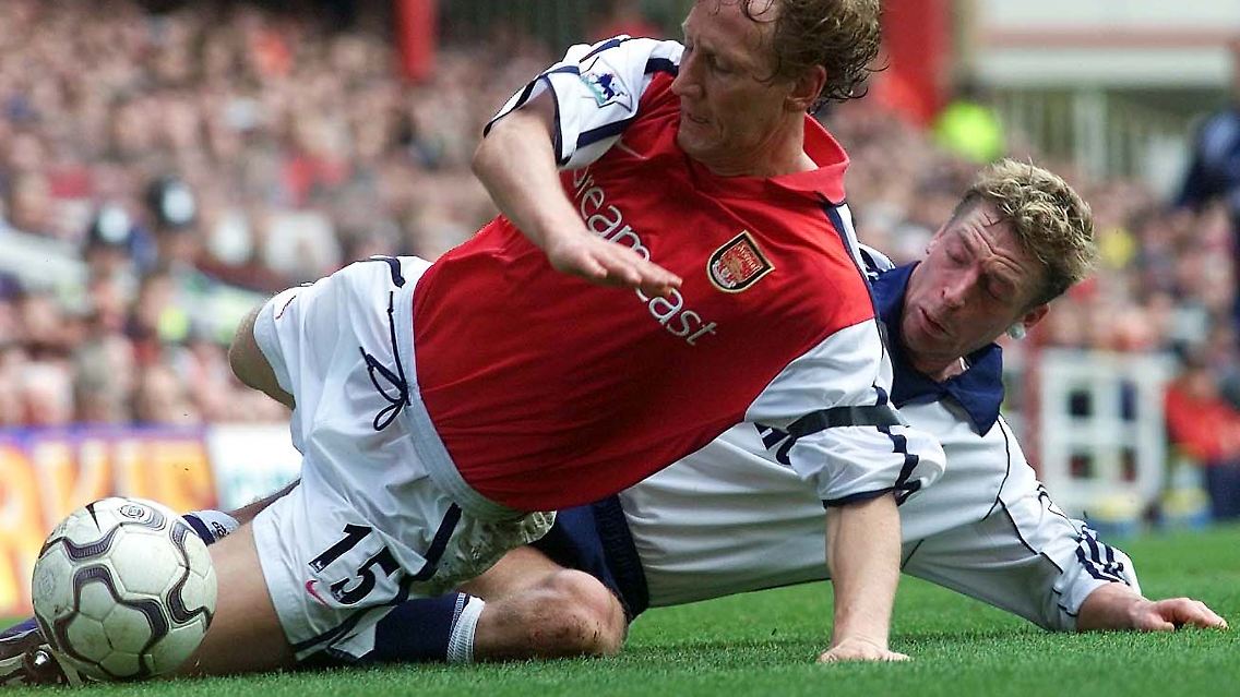 Steffen Freund im Tottenham-Trikot bei einer seiner Lieblingstätigkeiten auf dem Platz: der gepflegten Grätsche.