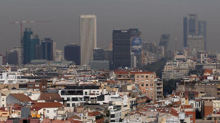 Madrid und seine Banken, aufgenommen an einem besonders trüben Tag.
