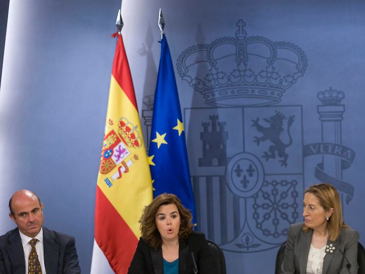 Staatlicher Eingriff zur Stabilisierung des Immobilienmarktes: Wirtschaftsminister Luis de Guindos, Vize-Premier Soraya Saenz de Santamaria und Entwicklungsministerin Ana Pastor (v.l.).