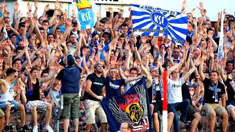 Die KSC-Fans bejubeln den Ausgleich.