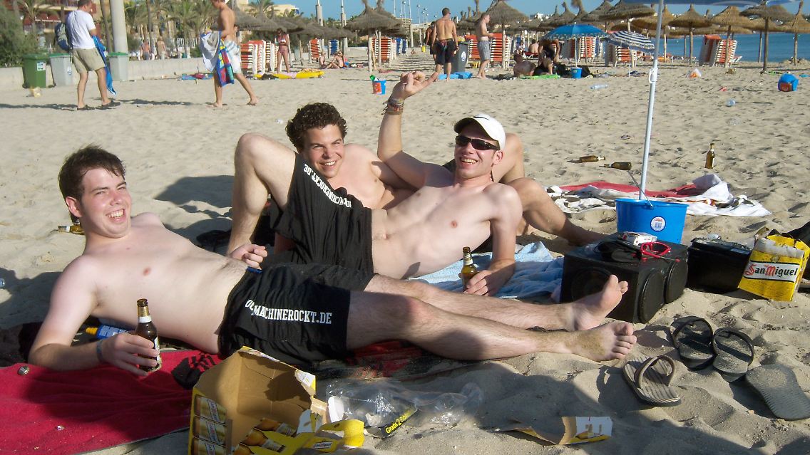 Bekanntes Bild: Gruppe junger Männer aus Deutschland an Mallorcas Playa de Palma, auf der Höhe des balneario 6, in Deutschland als Ballermann bekannt.