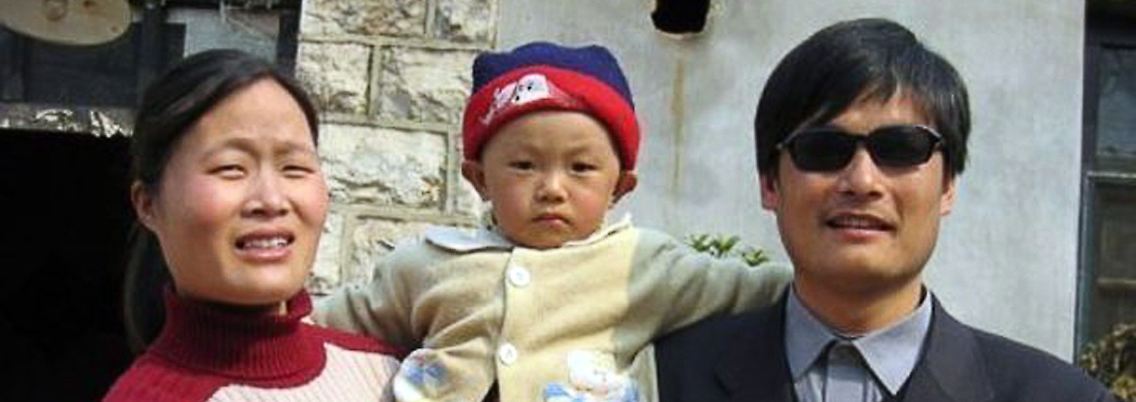 Chen Guangcheng mit seiner Familie. Der Bürgerrechtler wartet auf seine Ausreisegenehmigung.
