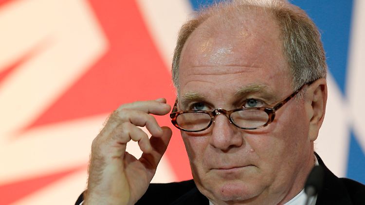 Bayerns Präsident Uli Hoeneß schaut beim Geld immer ganz genau hin.