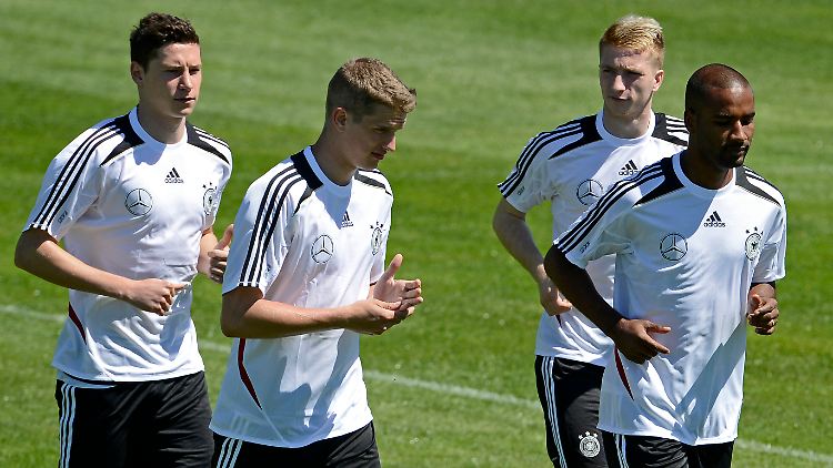 Cacau (r.) führt eine kleine Trainingsgruppe beim Warmlaufen an.