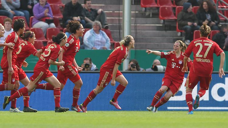 Münchner Spielerinnen bejubeln das 1:0 von Sarah Hagen (4.v.r.).