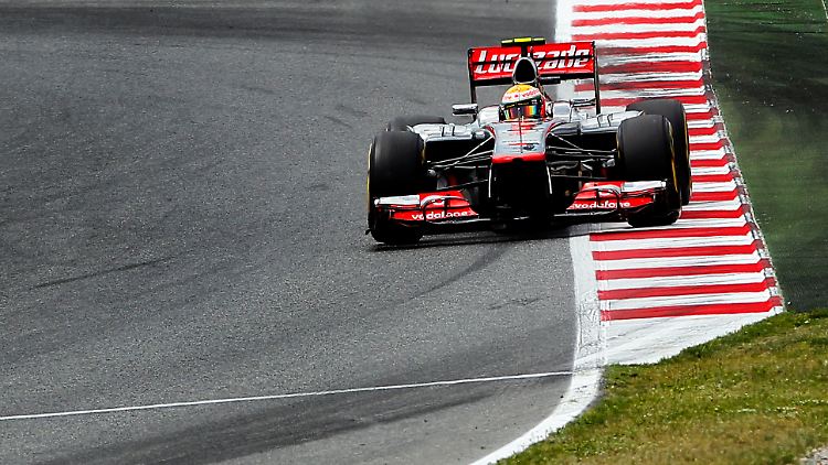 Lewis Hamilton muss sein Fahrzeug nach der letzten Runde auf der Strecke abstellen. Das ist nach neuem Reglement verboten.