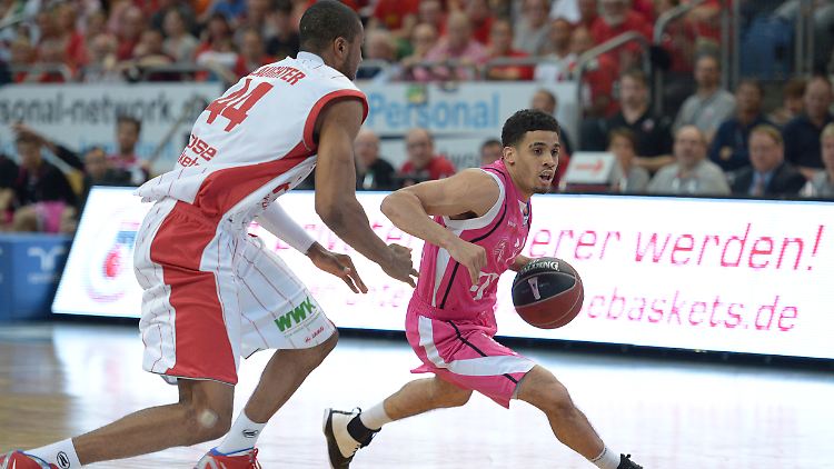 Der Bamberger Marcus Slaughter (l.) kann den Bonner Talor Battle nicht stoppen.