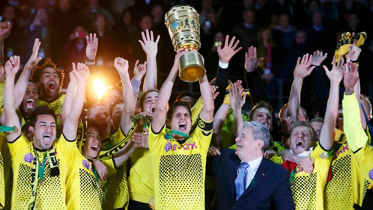 Kapitän Sebastian Kehl stemmt den Pokal in den Berliner Nachthimmel.