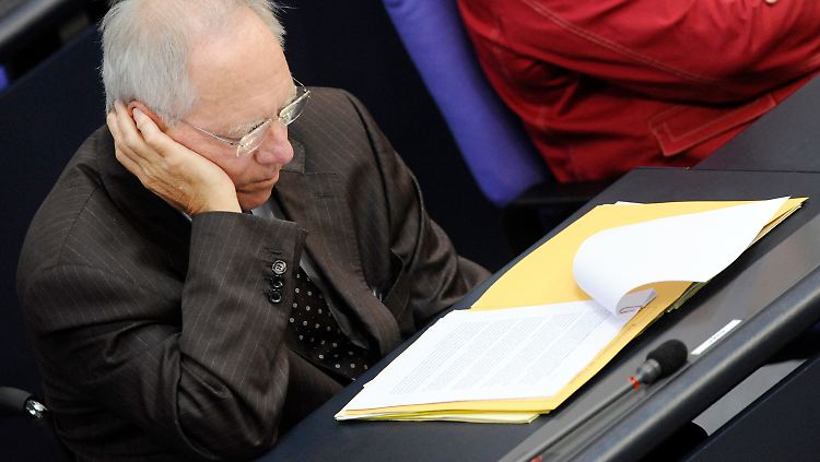Ob als Finanzminister oder Eurogruppen-Chef: Schäuble hat so oder so viel Papierkram zu erledigen.