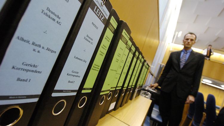 Ausreichend Lesestoff für juristische Feinschmecker: Prozessunterlagen im Telekom-Verfahren.
