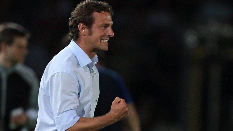 Regensburgs Trainer Markus Weinzierl glaubt an den Aufstieg.
