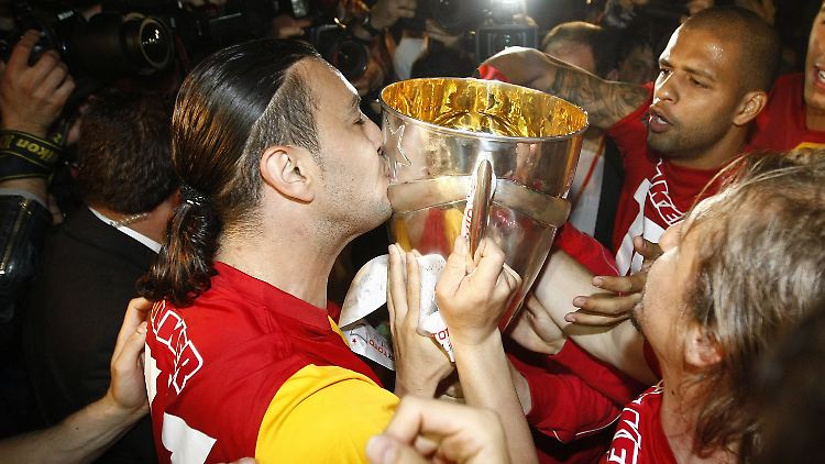 Galatasarays Necati Ates verteilt Küsse.