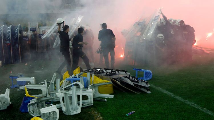 Schwere Auseinandersetzungen lieferten sich Fenerbahce-Hooligans mit der Polizei.