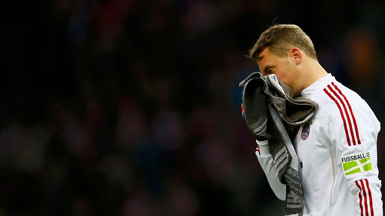 So hat er sich den Pokalabend sicher nicht vorgestellt: Manuel Neuer. 