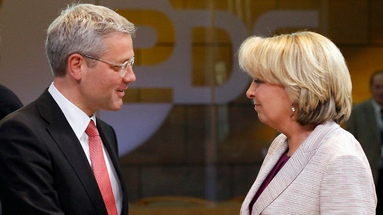 Das Duell ist entschieden: Norbert Röttgen tritt als CDU-Landschef zurück und Hannelore Kraft bleibt Ministerpräsidentin in NRW.
