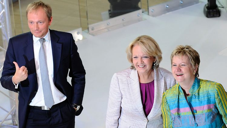 Drei der vier Wahlsieger warten im Landtag auf einen TV-Auftritt: Ministerpräsidentin Hannelore Kraft (M.), die grüne Spitzenkandidatin Sylvia Löhrmann und FDP-Retter Christian Lindner.