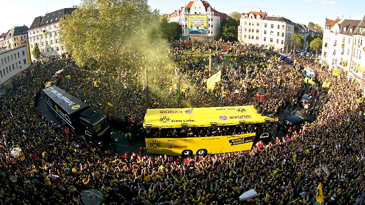 Schon wieder wird die Dortmunder Innenstadt in ein schwarz-gelbes Fahnenmeer getaucht.