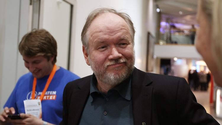 Nach den ersten Prognosen: Joachim Paul freut sich.