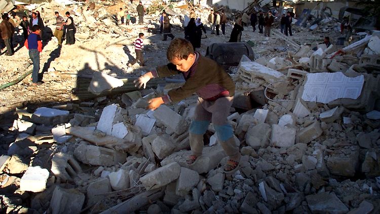 Ein palästinensischer Junge durchsucht die Trümmer des Hauses, in dem er lebte, bevor es von israelischen Bulldozern zerstört wurde.