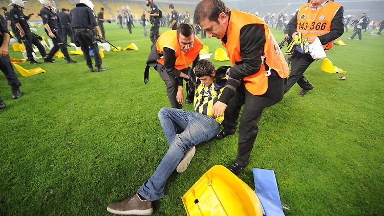 Hunderte Fenerbahce-Fans stürmten nach dem Abpfiff das Spielfeld.